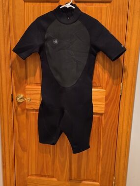 Body Glove Men's Black Short Sleeve Wetsuit - Back Zip Entry.